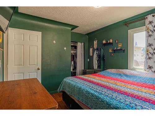 16 Park Avenue, Fruitvale, BC - Indoor Photo Showing Bedroom