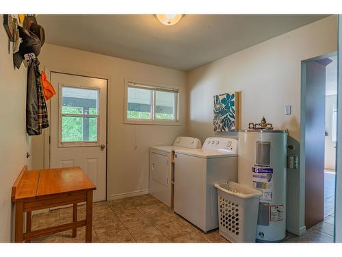 16 Park Avenue, Fruitvale, BC - Indoor Photo Showing Laundry Room