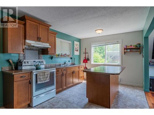 16 Park Avenue, Fruitvale, BC - Indoor Photo Showing Kitchen