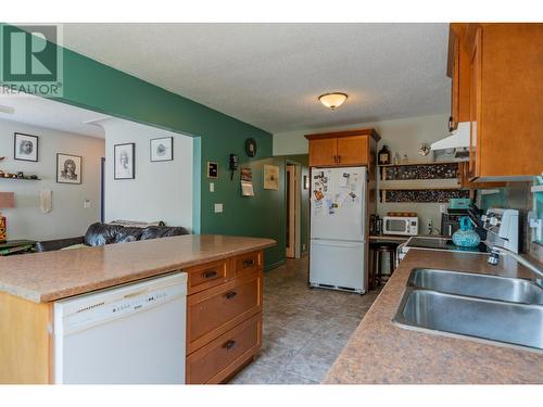 16 Park Avenue, Fruitvale, BC - Indoor Photo Showing Kitchen With Double Sink