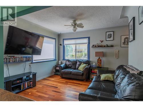 16 Park Avenue, Fruitvale, BC - Indoor Photo Showing Living Room