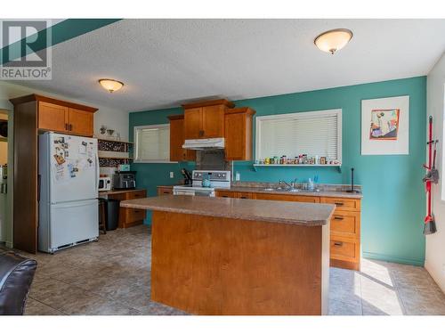 16 Park Avenue, Fruitvale, BC - Indoor Photo Showing Kitchen