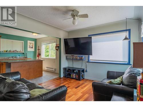 16 Park Avenue, Fruitvale, BC - Indoor Photo Showing Living Room