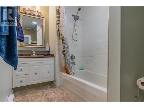 16 Park Avenue, Fruitvale, BC - Indoor Photo Showing Bathroom