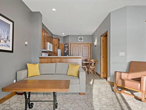 Salon - 124-2396 Rue Labelle, Mont-Tremblant, QC - Indoor Photo Showing Living Room