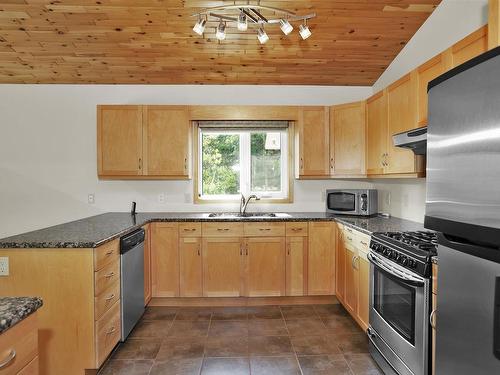 163 Portage Drive, Pass Lake, ON - Indoor Photo Showing Kitchen