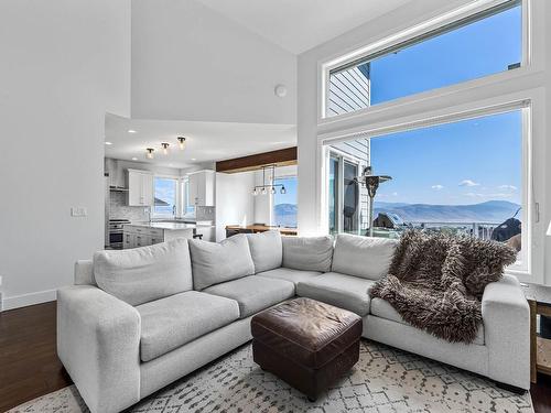 2250 Crosshill Drive, Kamloops, BC - Indoor Photo Showing Living Room