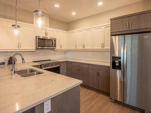 127-200 Grand Boulevard, Kamloops, BC - Indoor Photo Showing Kitchen With Double Sink With Upgraded Kitchen