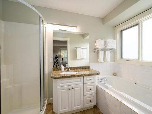 406 Azure Place, Kamloops, BC - Indoor Photo Showing Bathroom