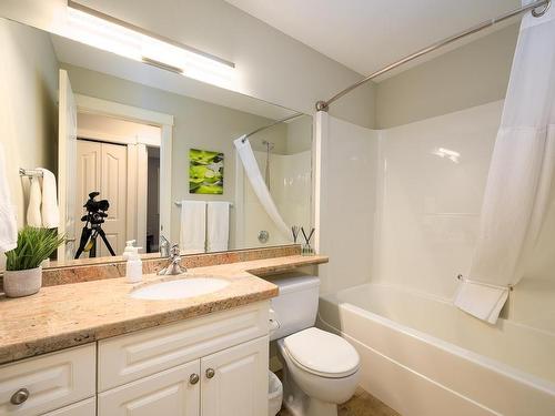 406 Azure Place, Kamloops, BC - Indoor Photo Showing Bathroom