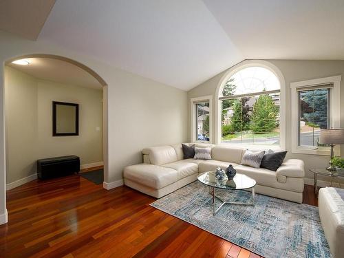 406 Azure Place, Kamloops, BC - Indoor Photo Showing Living Room