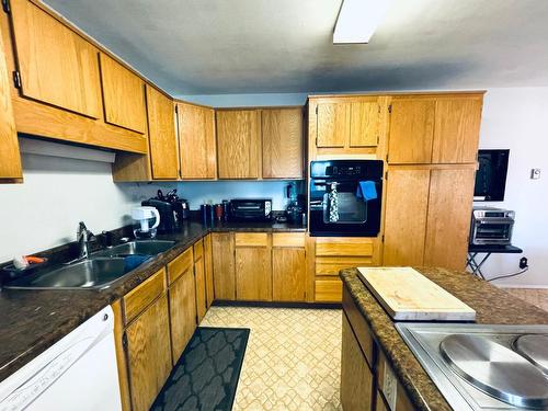 346 Guichon Ave, Merritt, BC - Indoor Photo Showing Kitchen With Double Sink