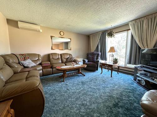 346 Guichon Ave, Merritt, BC - Indoor Photo Showing Living Room