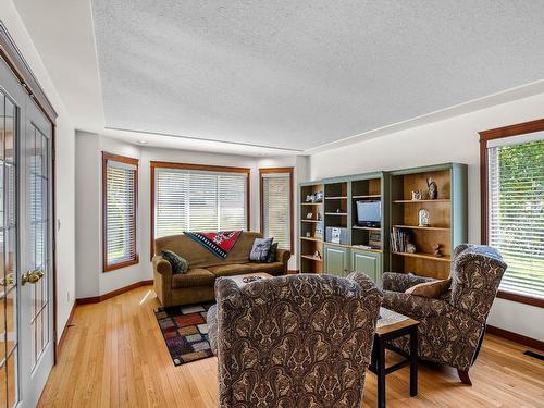 2246 Crescent Drive, Kamloops, BC - Indoor Photo Showing Living Room