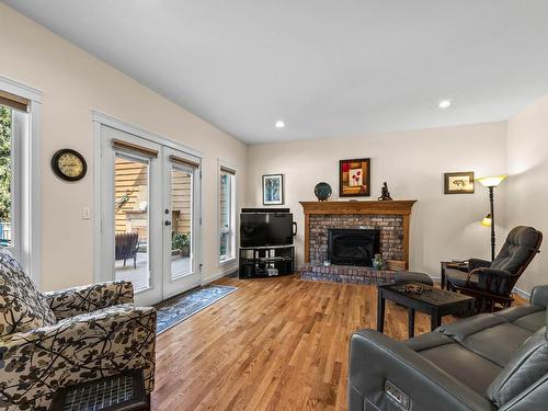 2246 Crescent Drive, Kamloops, BC - Indoor Photo Showing Living Room With Fireplace