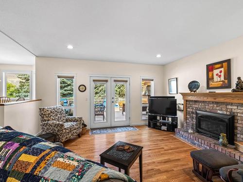 2246 Crescent Drive, Kamloops, BC - Indoor Photo Showing Living Room With Fireplace