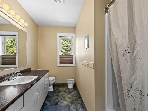 2246 Crescent Drive, Kamloops, BC - Indoor Photo Showing Bathroom