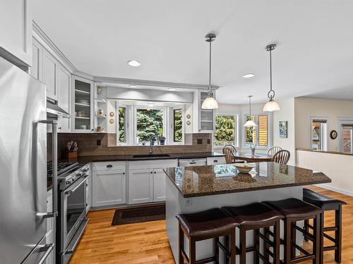 2246 Crescent Drive, Kamloops, BC - Indoor Photo Showing Kitchen With Upgraded Kitchen