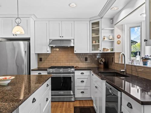 2246 Crescent Drive, Kamloops, BC - Indoor Photo Showing Kitchen With Upgraded Kitchen