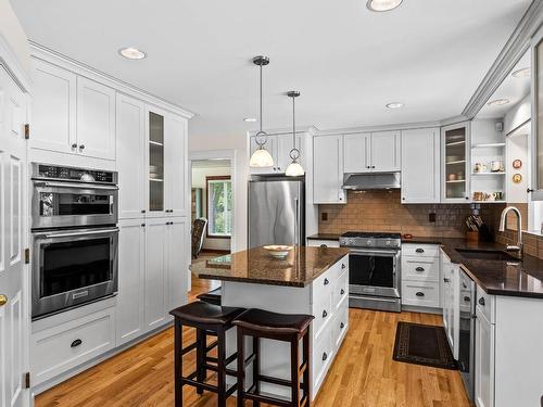 2246 Crescent Drive, Kamloops, BC - Indoor Photo Showing Kitchen With Upgraded Kitchen