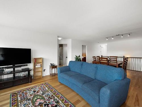 1266 Raven Drive, Kamloops, BC - Indoor Photo Showing Living Room