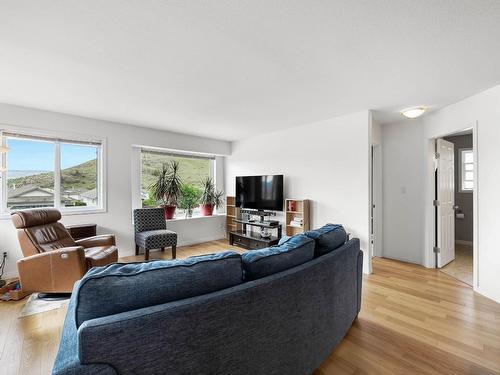 1266 Raven Drive, Kamloops, BC - Indoor Photo Showing Living Room