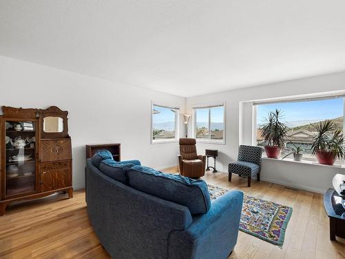 1266 Raven Drive, Kamloops, BC - Indoor Photo Showing Living Room