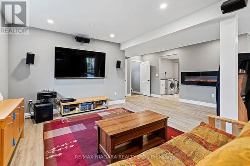 5295 Beavercreek Crescent, West Lincoln, ON - Indoor Photo Showing Living Room