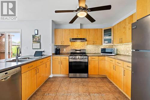 5295 Beavercreek Crescent, West Lincoln, ON - Indoor Photo Showing Kitchen With Double Sink