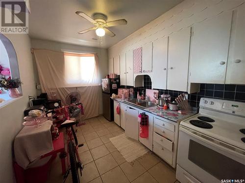 3919 Robinson Street, Regina, SK - Indoor Photo Showing Kitchen With Double Sink