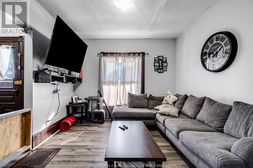 262-264 Queen Street, Chatham, ON - Indoor Photo Showing Living Room