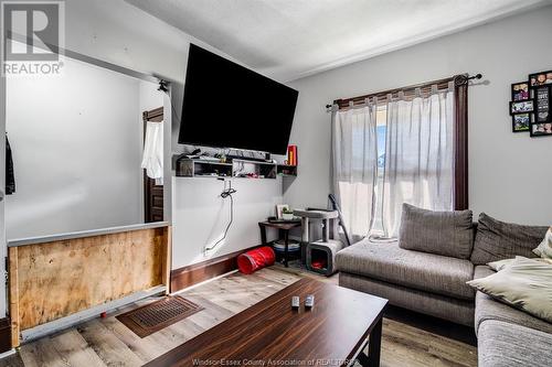 262-264 Queen Street, Chatham, ON - Indoor Photo Showing Living Room