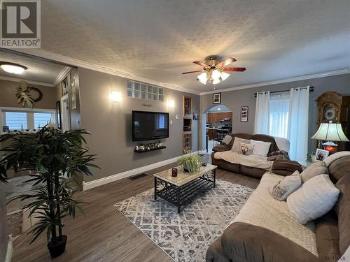 100 Spruce St N, Timmins, ON - Indoor Photo Showing Living Room