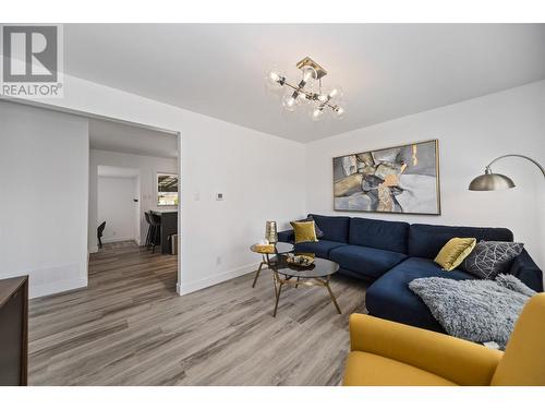 8706 74Th Avenue, Osoyoos, BC - Indoor Photo Showing Living Room