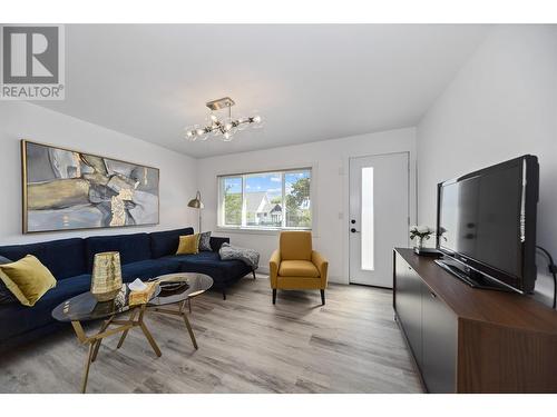 8706 74Th Avenue, Osoyoos, BC - Indoor Photo Showing Living Room