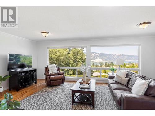 14251 East Hill Road, Lake Country, BC - Indoor Photo Showing Living Room