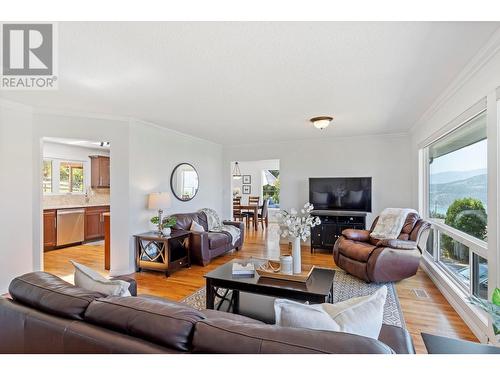 14251 East Hill Road, Lake Country, BC - Indoor Photo Showing Living Room