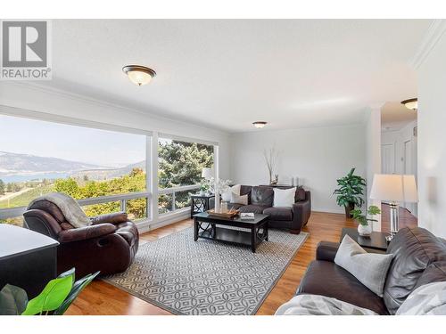 14251 East Hill Road, Lake Country, BC - Indoor Photo Showing Living Room