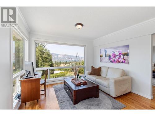 14251 East Hill Road, Lake Country, BC - Indoor Photo Showing Living Room