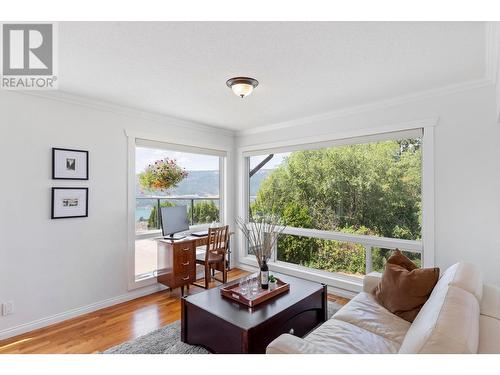 14251 East Hill Road, Lake Country, BC - Indoor Photo Showing Living Room