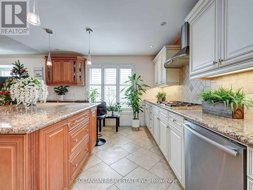 192 King Road, Richmond Hill (Oak Ridges), ON - Indoor Photo Showing Kitchen With Upgraded Kitchen