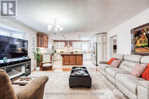 192 King Road, Richmond Hill (Oak Ridges), ON - Indoor Photo Showing Living Room