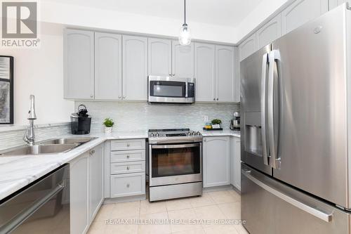 9 Pendulum Circle, Brampton (Sandringham-Wellington), ON - Indoor Photo Showing Kitchen With Double Sink With Upgraded Kitchen