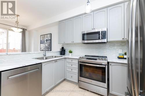 9 Pendulum Circle, Brampton (Sandringham-Wellington), ON - Indoor Photo Showing Kitchen With Double Sink