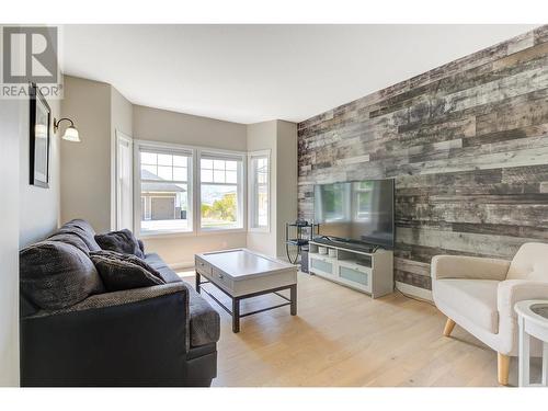 357 Quilchena Drive, Kelowna, BC - Indoor Photo Showing Living Room