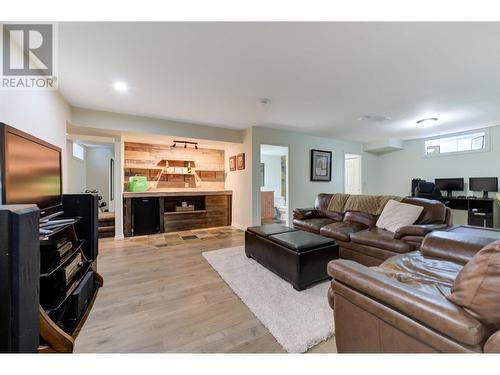 357 Quilchena Drive, Kelowna, BC - Indoor Photo Showing Living Room