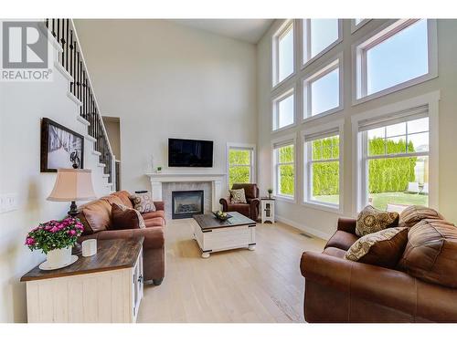 357 Quilchena Drive, Kelowna, BC - Indoor Photo Showing Living Room With Fireplace