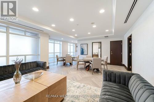 308 - 800 Sheppard Avenue W, Toronto (Bathurst Manor), ON - Indoor Photo Showing Living Room