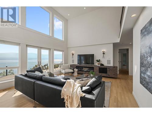 2311 Campbell Road, West Kelowna, BC - Indoor Photo Showing Living Room