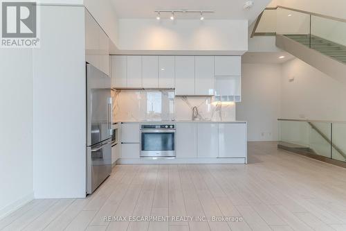 Th23 - 7 Buttermill Avenue, Vaughan, ON - Indoor Photo Showing Kitchen